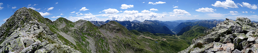 Dal sentiero di salita al Corno Stella vista sulla Val Carisole e verso la Val Brembana